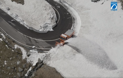 Continuă deszăpezirea Transfăgărăşanului - Drumarii intervin într-o zonă unde stratul de zăpadă are cinci metri  - VIDEO