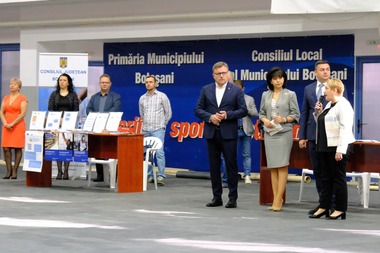 Bursa Generală a Locurilor de Muncă - Peste 31.000 de posturi, puse la dispoziţie de angajatori / Marius Budăi: M-a impresionat efortul DGASPC, care consiliază copiii din centrele de plasament care se apropie de vârsta majoratului 