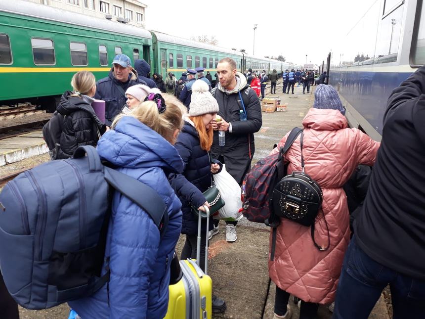 Bucureşti - Aproape 100 de refugiaţi ucraineni, mutaţi din căminul Colegiului Energetic din Bucureşti, după ce administratorii au anunţat că nu îi mai pot adăposti  