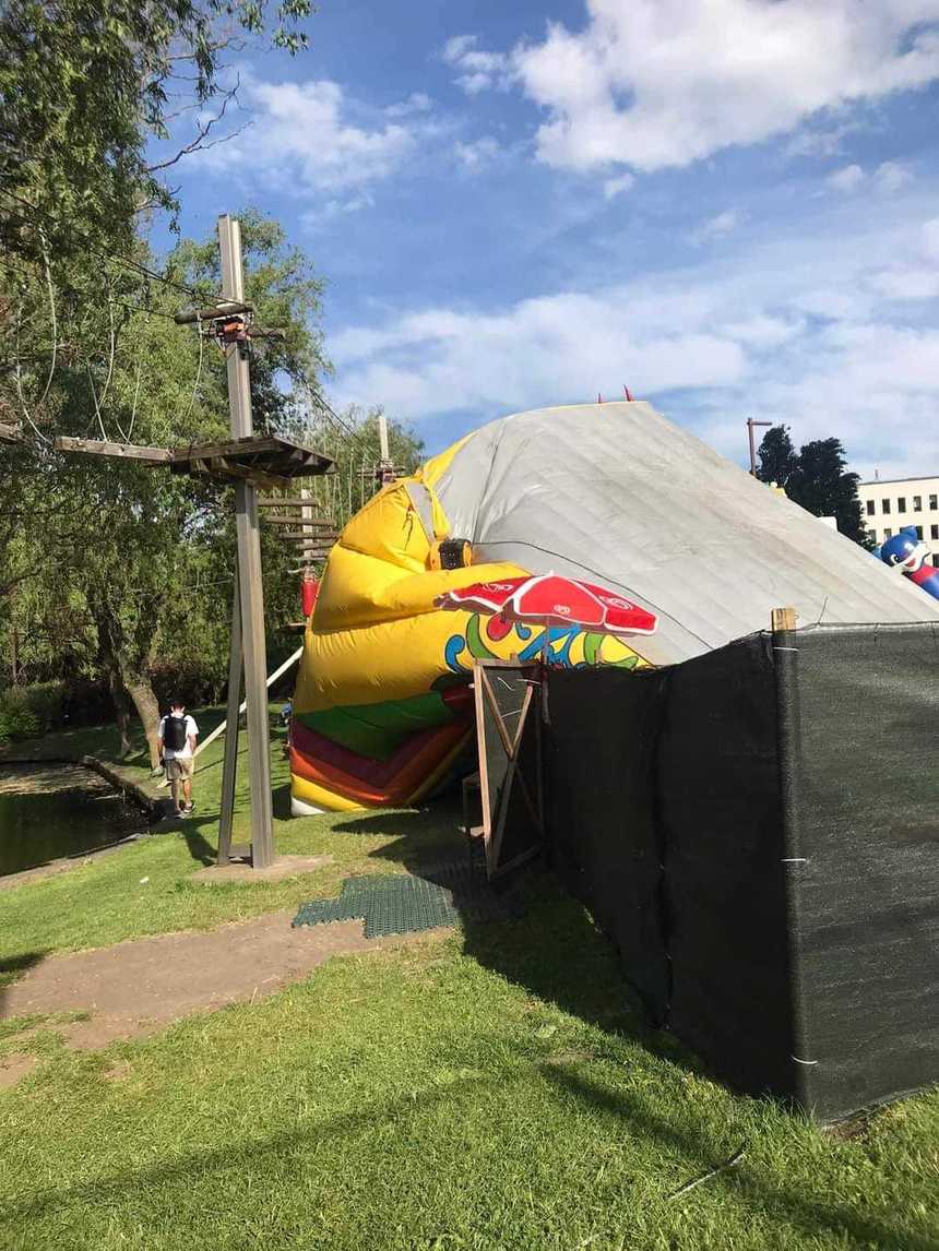 Cluj: Un tobogan gonflabil de la un mall s-a răsturnat, iar mai mulţi copii au căzut / Un consilier local cere verificarea tuturor acestor instalaţii 

