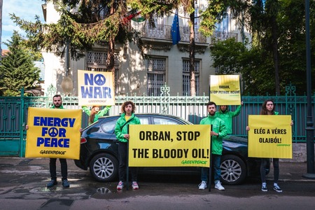 Protest al activiştilor Greenpeace la Ambasada Ungariei la Bucureşti, pe fondul faptului că Ungaria nu susţine sancţiunile împotriva Rusiei
