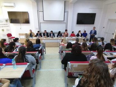 Prahova: "Întâlnire-dezbatere" organizată de mai multe instituţii cu studenţi, privind angajările în sistemul public. Întâlnirea are loc la doar o zi după ce Guvernul a anunţat blocarea angajărilor la stat