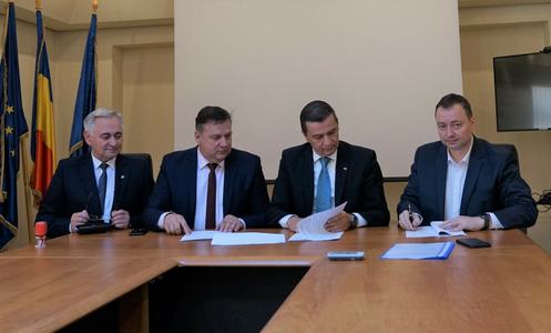 Grindeanu: Descentralizarea proiectelor de infrastructură rutieră continuă / 
CNAIR a semnat, astăzi, cu reprezentanţii autorităţilor locale din Călăraşi şi Slobozia mai multe protocoale de colaborare