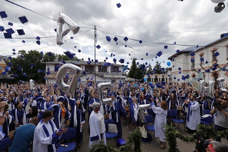 Sute de elevi şi părinţi, la ceremonia de absolvire a Colegiul Naţional "B.P. Hasdeu" din Buzău, prima după pandemie - FOTO