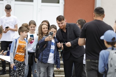 Buzău - Moroşanu în campanie anti-bullying la un liceu: Eram mic, gras, roşcat şi cu pistrui şi toată lumea râdea de mine că sunt venit de la ţară. Prima bătaie pe care am luat-o, am luat-o de la o fată. M-am apucat de sport şi într-un an eram alt om 