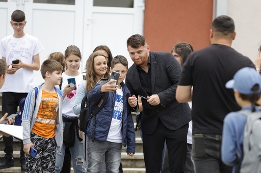 Buzău - Moroşanu în campanie anti-bullying la un liceu: Eram mic, gras, roşcat şi cu pistrui şi toată lumea râdea de mine că sunt venit de la ţară. Prima bătaie pe care am luat-o, am luat-o de la o fată. M-am apucat de sport şi într-un an eram alt om 