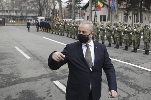 Vasile Dîncu, elevilor de la Colegiul Militar Breaza: România are corupţie, uneori o să vedeţi că, chiar de-ai fi cu stea în frunte, pot să ţi-o ia în faţă idioţii. Dar este locul cel mai potrivit pe care trebuie să-l schimbaţi
