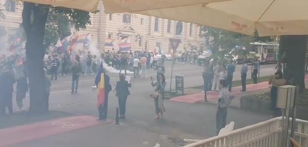 Incidente la marşul Iaşi Pride, la care participă sute de persoane: S-a aruncat cu fumigene şi ouă înspre participanţii la eveniment - FOTO, VIDEO