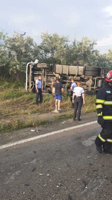 UPDATE - Constanţa: Accident între un autotren încărcat cu combustibil şi un autoturism. Două persoane au decedat - FOTO, VIDEO