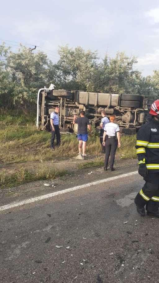 UPDATE - Constanţa: Accident între un autotren încărcat cu combustibil şi un autoturism. Două persoane au decedat - FOTO, VIDEO
