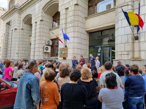 Angajaţii Institutului Naţional de Statistică, în grevă japoneză, reclamând "discriminările salariale" la care sunt supuşi/ Sindicaliştii solicită demisia conducerii INS