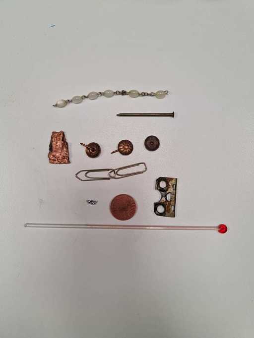 Trei piuneze, două agrafe, un cui şi o brăţară, printre obiectele extrase de medicii suceveni din stomacul unui bărbat de 55 de ani - FOTO