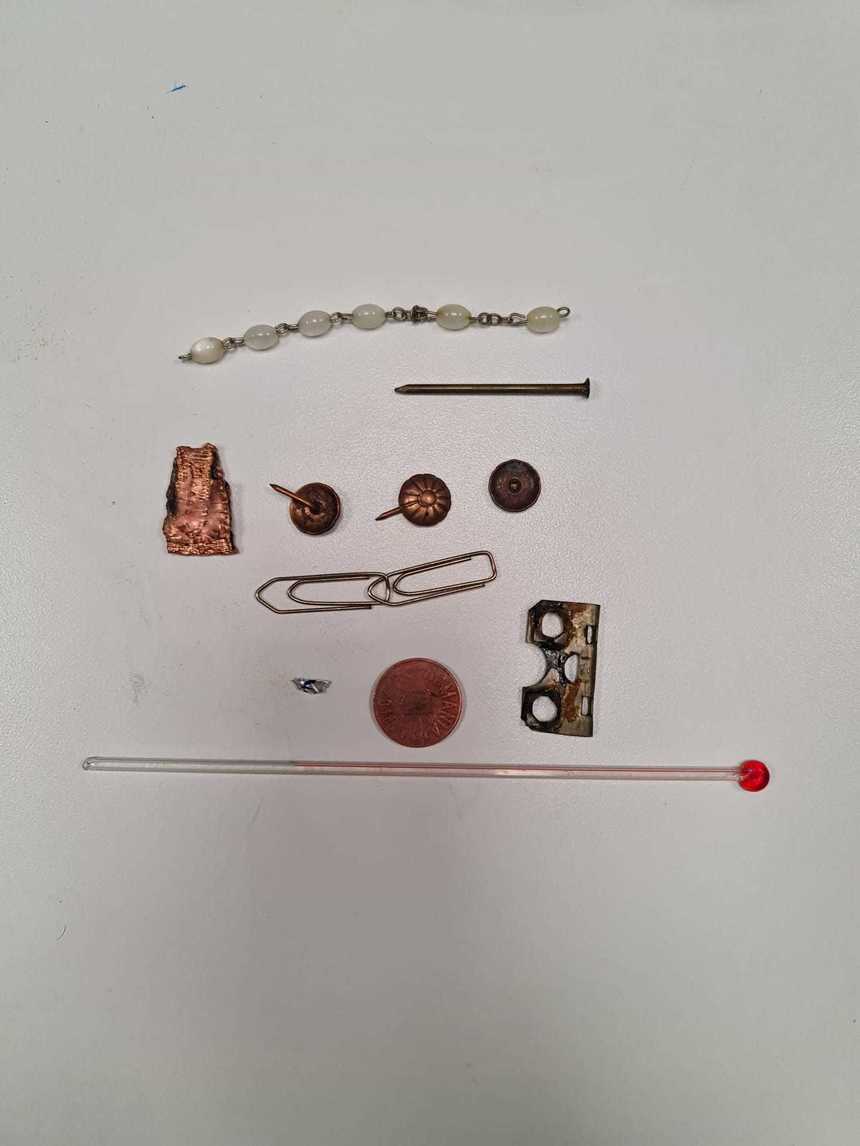 Trei piuneze, două agrafe, un cui şi o brăţară, printre obiectele extrase de medicii suceveni din stomacul unui bărbat de 55 de ani - FOTO