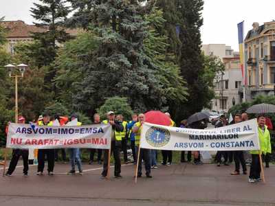 Angajaţi ai Agenţiei de Salvare a Vieţii Omeneşti pe Mare au protestat în faţa Prefecturii Constanţa, nemulţumiţi că agenţia va trece de la Ministerul Transporturilor la cel de Interne/ Sindicaliştii acuză interese politice şi financiare în această mutare