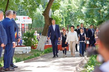 Iohannis: Vrem să reducem semnificativ abandonul şi vrem să reducem semnificativ absenteismul de la examenele naţionale. Asta se poate făcând învăţământul mai flexibil, mai performant, mai centrat pe elevi