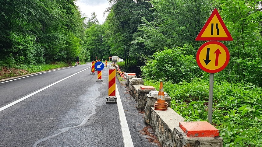 Restricţii de circulaţie pe drumul care duce spre Poiana Braşov, după ce o porţiune a zidului de sprijin s-a prăbuşit - FOTO
