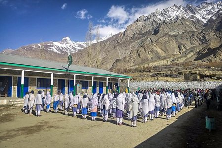Fundaţia alpinistului Alex Găvan plăteşte pentru al doilea an consecutiv salariile a trei dintre profesorii care predau în şcoala din Askole, din nordul Pakistanului, punct de plecare pentru expediţiile în Karakorum - FOTO