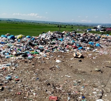 Garda de Mediu anunţă continuarea depozitării de deşeuri pe platforma din Rădăuţi, în ciuda unei decizii care interzice acest lucru / Amenda, anulată de instanţă, existând pericolul să nu se asigure condiţiile privind un regim sancţionator eficient 