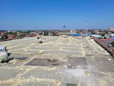 Lucrări de reparaţii la acoperişul clădirii principale a Spitalului Judeţean Arad / A fost avariat în urmă cu un an, după o furtună