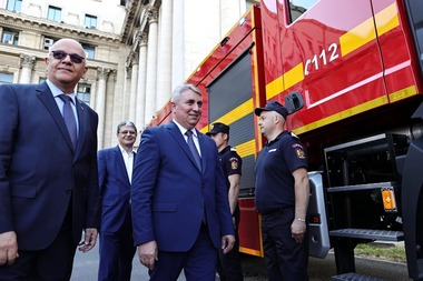 Lucian Bode: Astăzi, a intrat în dotarea IGSU primul lot de 10 autospeciale cu o capacitate de 10.000 litri, destinate operaţiunilor de stingere a incendiilor, din totalul celor 200 care vor fi achiziţionate în cadrul Proiectului VIZIUNE 2020
