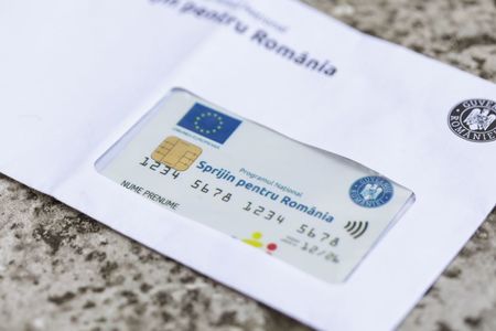 Ministerul Investiţiilor şi Proiectelor Europene: Au fost distribuite primele carduri pe care vor fi încărcate voucherele sociale în valoare de 250 lei / Un lot mai mare va fi împărţit din 14 iunie / Întrebări frecvente despre carduri  