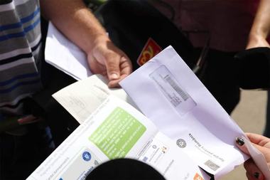 Ciucă: Primele carduri pe care vor fi încărcate voucherele sociale în valoare de 250 lei au fost distribuite de Poşta Română. Încărcarea voucherelor pe carduri se va face după ce se încheie procesul de distribuire, începând cu 20 iunie