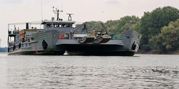 Ministerul Apărării: Un bac fluvial militar acţionează de astăzi la Galaţi / Nava are o capacitate totală de transport a autovehiculelor de 300 tone sau de 500 de persoane, la o singură cursă  - FOTO