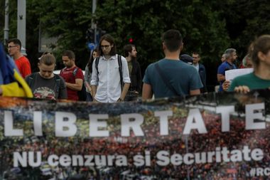 Protest în Bucureşti faţă de legile securităţii naţionale -  Tudor Chirilă: Nu e important că e puţină lume în stradă, este important că mai sunt câţiva oameni care realizează că un protest creează vizibilitate - FOTO