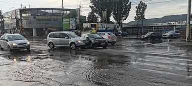 Străzi inundate şi copaci doborâţi, la Iaşi, în urma ploii abundente - FOTO, VIDEO