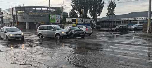 Străzi inundate şi copaci doborâţi, la Iaşi, în urma ploii abundente - FOTO, VIDEO