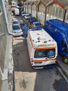 O ambulanţă, blocată pe o stradă din Drăgăşani din cauza maşinilor parcate neregulamentar / Echipajul nu a ajuns la pacient, fiind necesar să-l transporte cu targa pe stradă / Consilier local: Corupţia ucide, dar şi nesimţirea poate face la fel - FOTO