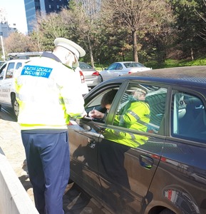 Poliţia Locală din Bucureşti a aplicat peste 3.200 de amenzi şoferilor care au oprit şi staţionat neregulamentar / Valoarea sancţiunilor, peste 825.000 lei 