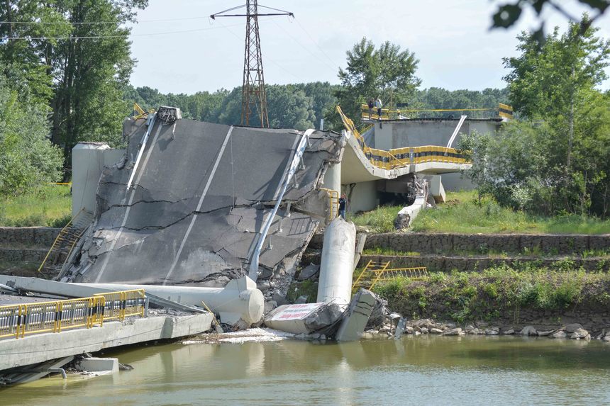 Autorităţile din Neamţ monitorizează cursul Siretului, în zona podului prăbuşit, pentru a evalua eventuale creşteri de debit / Accesul în zona accidentului, în continuare interzis / Ar putea fi impuse restricţii de tonaj pe alte poduri din judeţ 