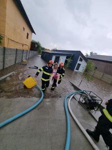 Prahova: Sute de consumatori fără curent electric şi inundaţii în mai multe localităţi în urma furtunii/ Doi oameni, salvaţi de pompieri din imobile inundate