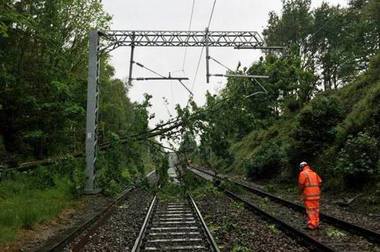 UPDATE - Furtună în Bucureşti - Circulaţia feroviară a fost oprită între Ramificaţia Pajura şi Bucureşti Nord, din cauza a doi copaci căzuţi pe linia de contact/ ISU a intervenit pentru îndepărtarea a 25 de copaci căzuţi