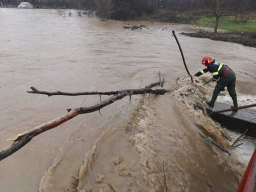 IGSU: Pompierii au intervenit în 18 localităţi din 4 judeţe şi în Bucureşti, pentru a îndepărta efectele furtunilor / 17 mesaje RO-Alert, emise în 11 judeţe / Bilanţul intervenţiilor 