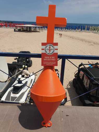 Purtătorul de cuvânt al Arhiepiscopiei Tomisului, despre geamandurile în formă de cruce: Crucile împodobesc mormintele creştinilor, dar nu ca vestitoare ale morţii, ci ca pre-aşteptări ale Învierii în Hristos. S-a ratat epic semnificaţia crucii 