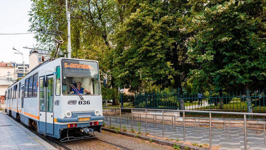 Nicuşor Dan anunţă că linia de tramvai 5 a reintrat azi în funcţiune, după aproximativ cinci ani de pauză, pe traseul Piaţa Sfântul Gheorghe – Piaţa Băneasa