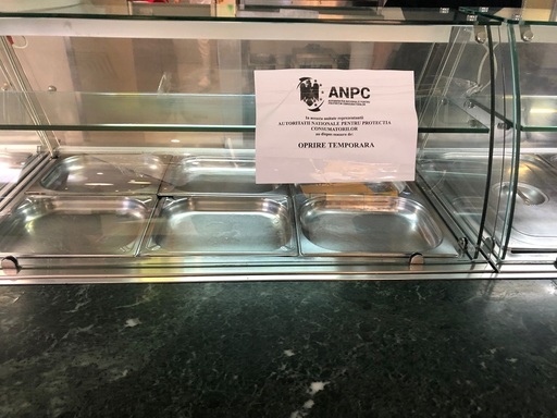 Controale ANPC în centrul comercial Promenada: Amenzi de peste 200.000 de lei, 11 spaţii închise temporar după ce au fost găsite alimente expirate, murdărie şi diferenţe între preţul la raft şi cel de la casa de marcat - FOTO