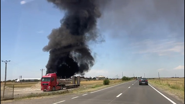 UPDATE Timiş: Incendiu de deşeuri plastice / A fost sesizată  Garda de Mediu / A fost afectată o suprafaţă de 2.000 mp - FOTO