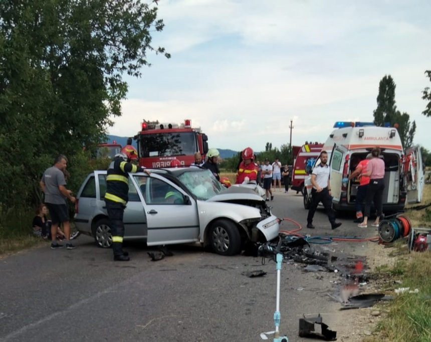 Hunedoara: Opt persoane, între care cinci copii, implicate într-un accident rutier / 7 răniţi  au fost duşi la spital / A fost activat planul roşu de intervenţie - VIDEO