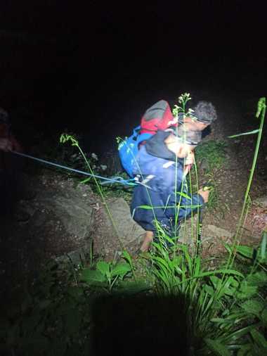 Salvamontiştii din Buşteni intervin, de câteva ore, să recupereze un turist în vârstă de 34 de ani care nu mai poate coborî de pe munte - VIDEO