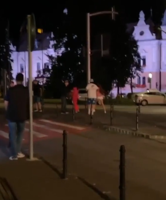Braşov: Doi bărbaţi au fost arestaţi după ce au bătut în stradă o femeie - VIDEO