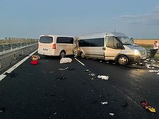 UPDATE Arad: Impact între două microbuze pe autostrada A1 / 11 victime în total, conştiente şi cooperante, dintre care 10 vor fi transportate la UPU, printre ele şi un copil de patru luni