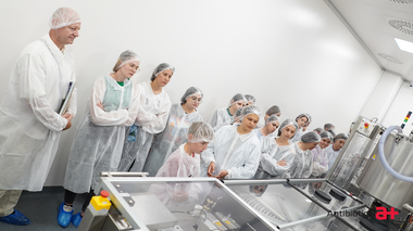 Ziua Porţilor Deschise la Antibiotice Iaşi: Peste 250 de persoane au putut vedea cum se fabrică un medicament şi ce se întâmplă cu apa folosită în procesul de producţie

