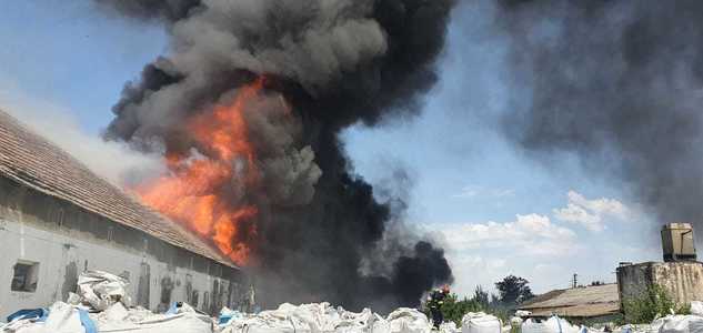 Amendă de 40.000 de lei, după incendiul izbucnit lângă Timişoara, la un depozit de materiale plastice
