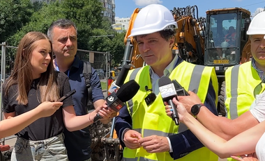 Nicuşor Dan: A fost efectuată cu succes proba de presiune pe un tronson de 1.000 de metri de reţea principală pe Magistrala Progresul-Ferentari, după ce ţeava veche de pe vremea lui Ceauşescu a fost înlocuită/ Au fost înlocuiţi 8 kilometri de conductă