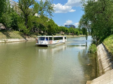 Timişoara: Au pornit cursele de agrement cu vaporaşele pe Canalul Bega, până la ecluză/ O călătorie costă 30 de lei - FOTO