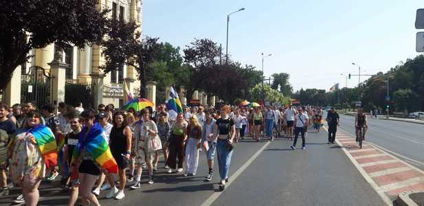 Marş Pride dedicat comunităţii LGBTQ+ la Timişoara/ Participanţii au scandat "Iubire, iubire, iubire"