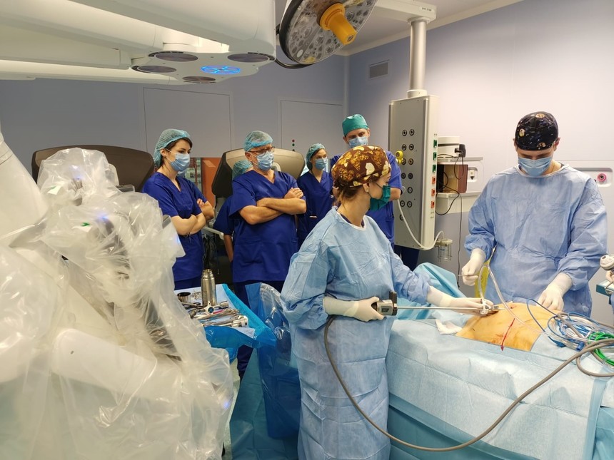 Iaşi: Pacient de 63 de ani, cu neoplasm de colon, supus unei intervenţii chirurgicale în care este utilizat sistemul de ablaţie tumorală minim invazivă asistată robotic